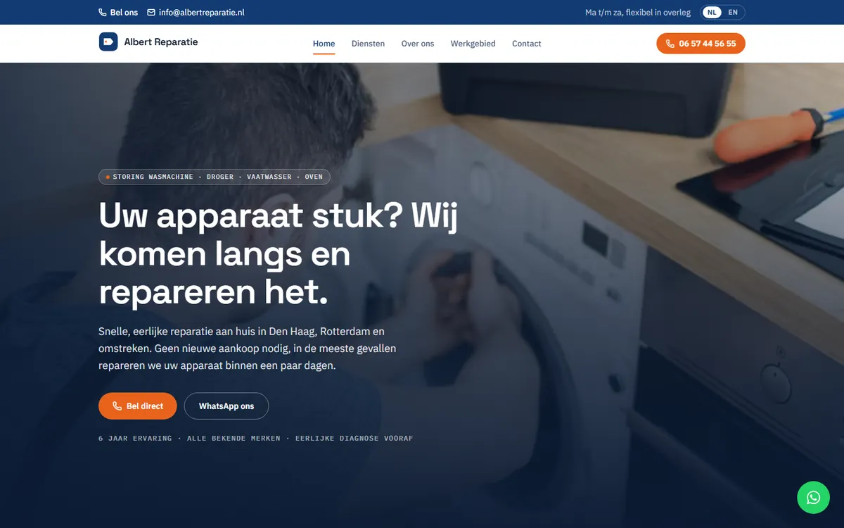 Homepage van Albert Reparatie met een monteur die een wasmachine repareert aan huis