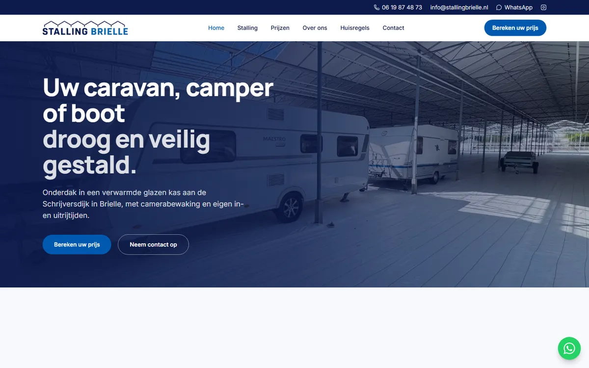 Homepage van de website van Stalling Brielle, met een foto van de verwarmde stallingshal voor caravans en campers
