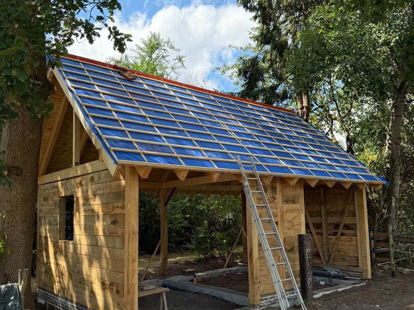 Oak shed with a covered area under construction, built by Bouwbedrijf Hekkenberg