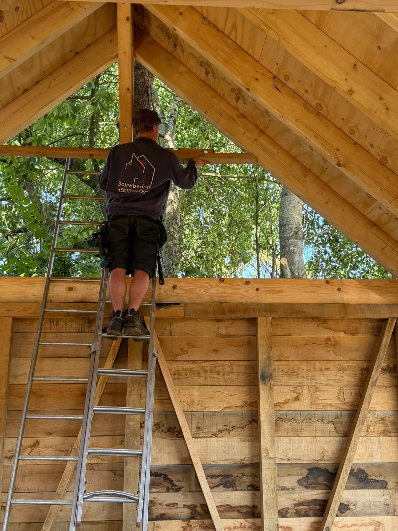 Carpenter from Bouwbedrijf Hekkenberg working on a timber roof structure