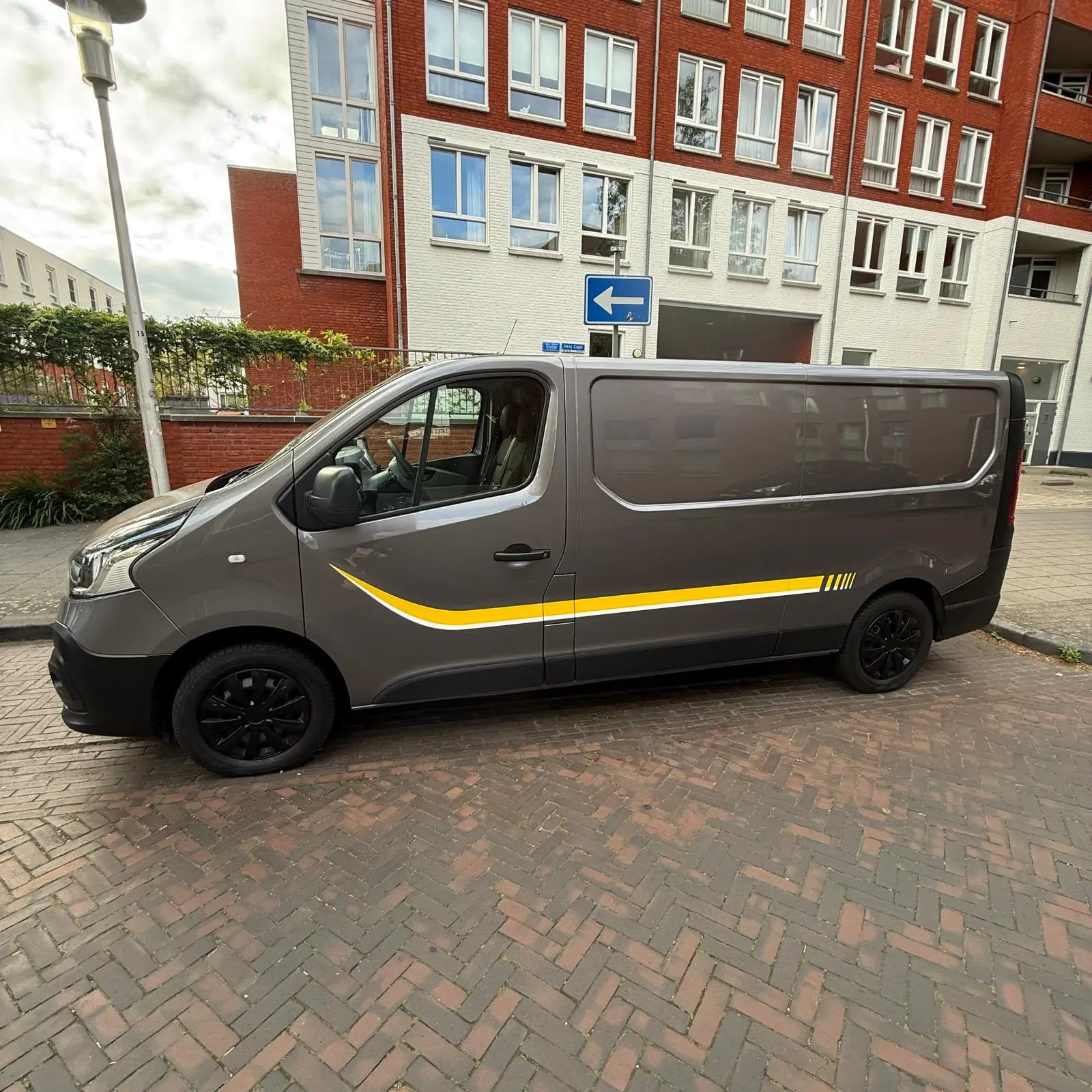Bestelbus van Fast Furious Delivery langs de weg in een woonwijk