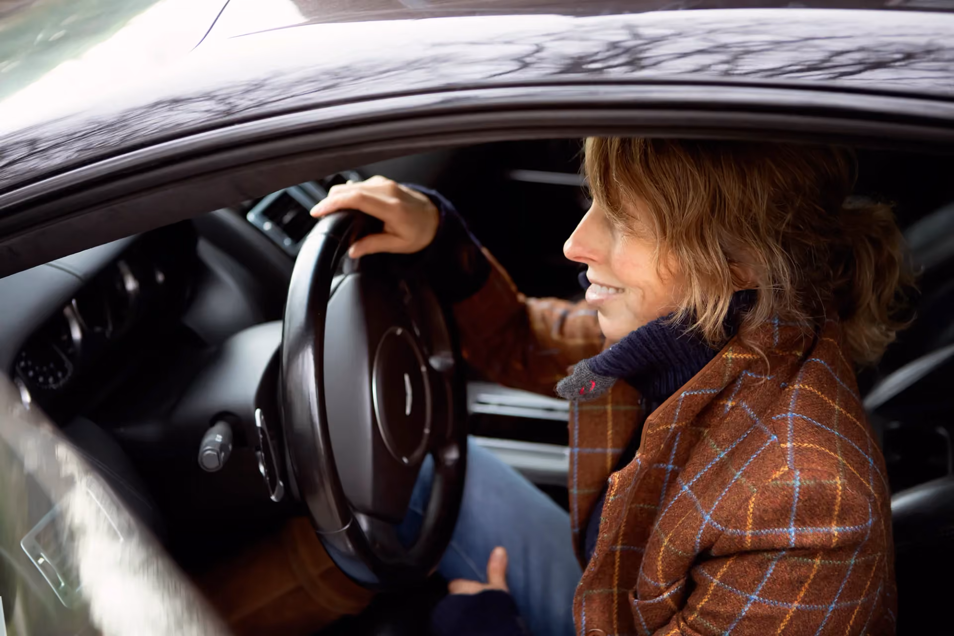 Mies Oude Avenhuis van Puurbijmies in de auto, onderweg naar een consult
