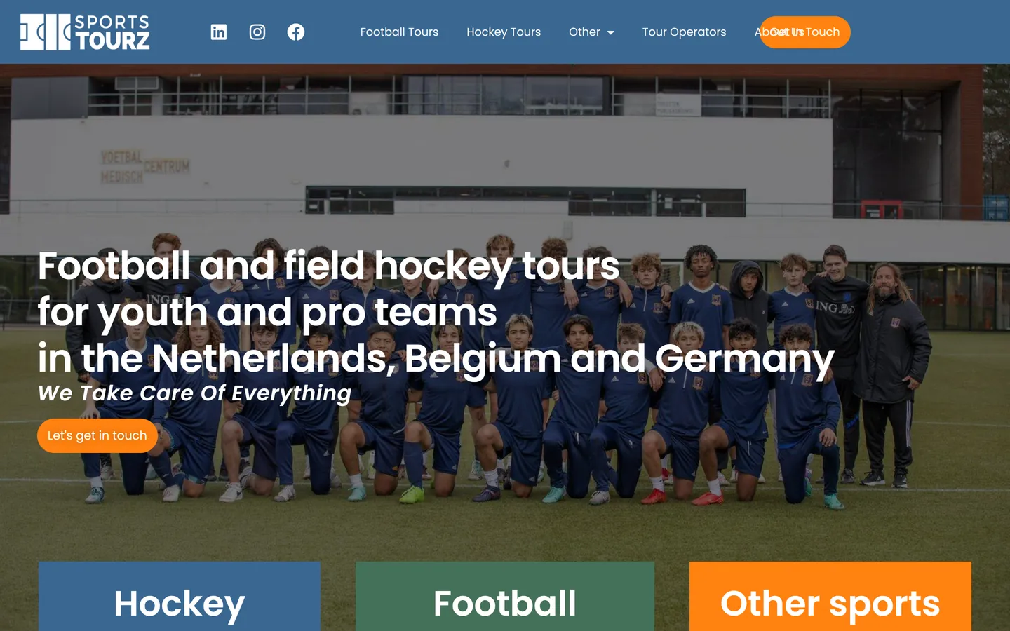 Old homepage of sportstourz.eu on desktop, with a team photo and three coloured blocks for hockey, football and other sports